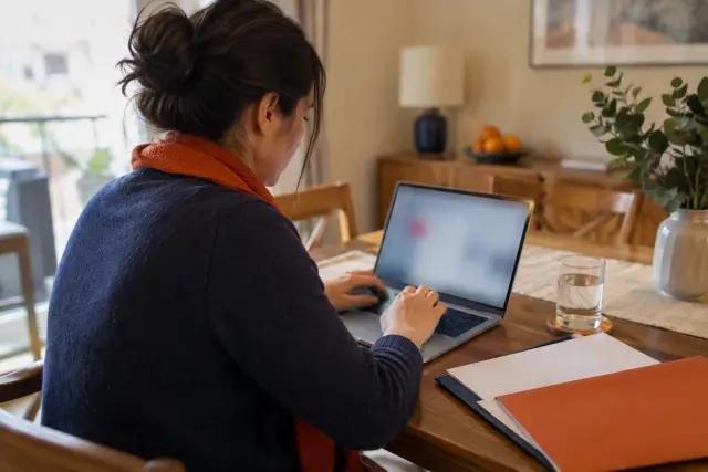 Emprendedora preparando una postulación a fondos en la mesa de su casa